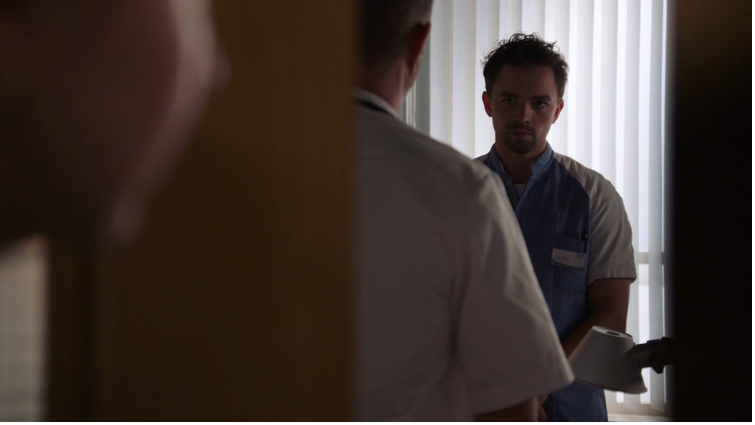 Luuk betrapt Zoran in de medicijnvoorraad